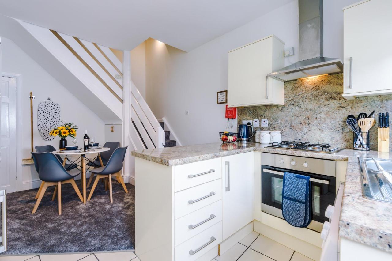 Bright Cottage: Chester City Centre Retreat for 6 Exterior photo